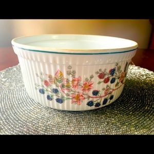 Aynsley Lyndhurst pattern 7” soufflé dish. Beautiful!❣️